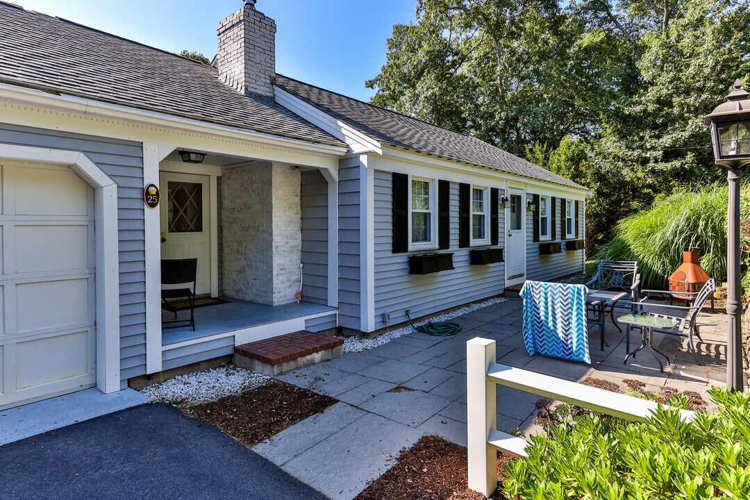 25 Embassy St in Yarmouth Port, MA - Building Photo