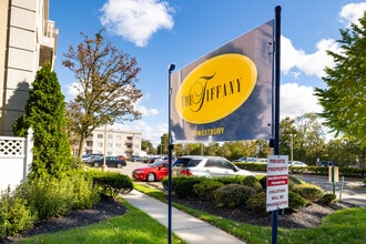 The Tiffany at Westbury in Westbury, NY - Foto de edificio - Building Photo