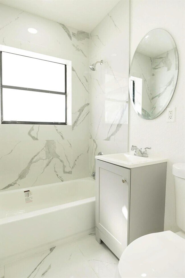 924 NW 11th Ct in Fort Lauderdale, FL - Building Photo - Building Photo