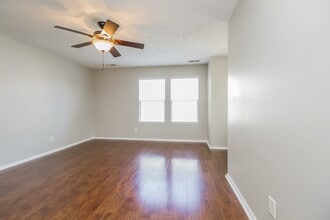 2735 Sutherland Dr in Thompson's Station, TN - Foto de edificio - Building Photo