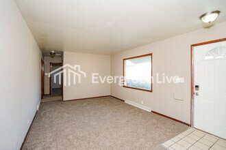 8715 W Lawrence Ave in Milwaukee, WI - Building Photo - Building Photo