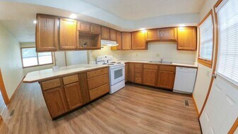 2042 College Heights Rd in Manhattan, KS - Building Photo