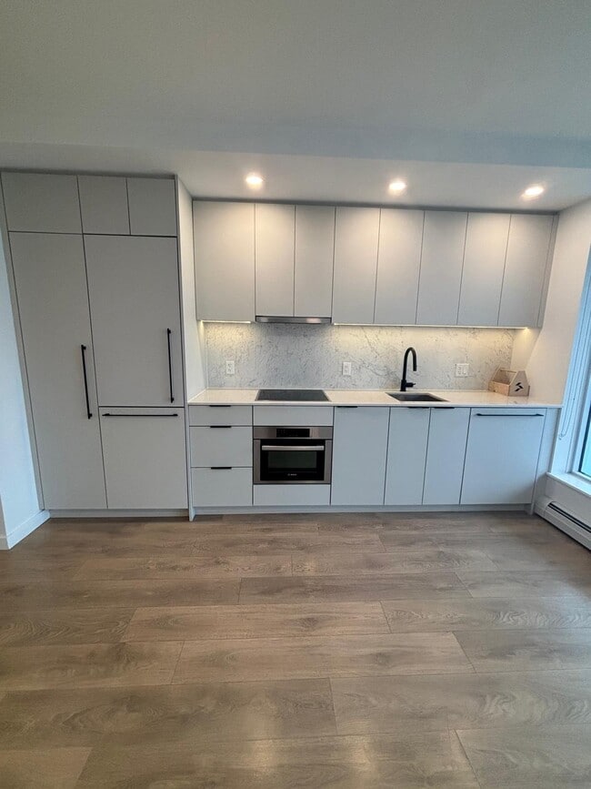 13685-13102 102 Ave in Surrey, BC - Building Photo - Building Photo