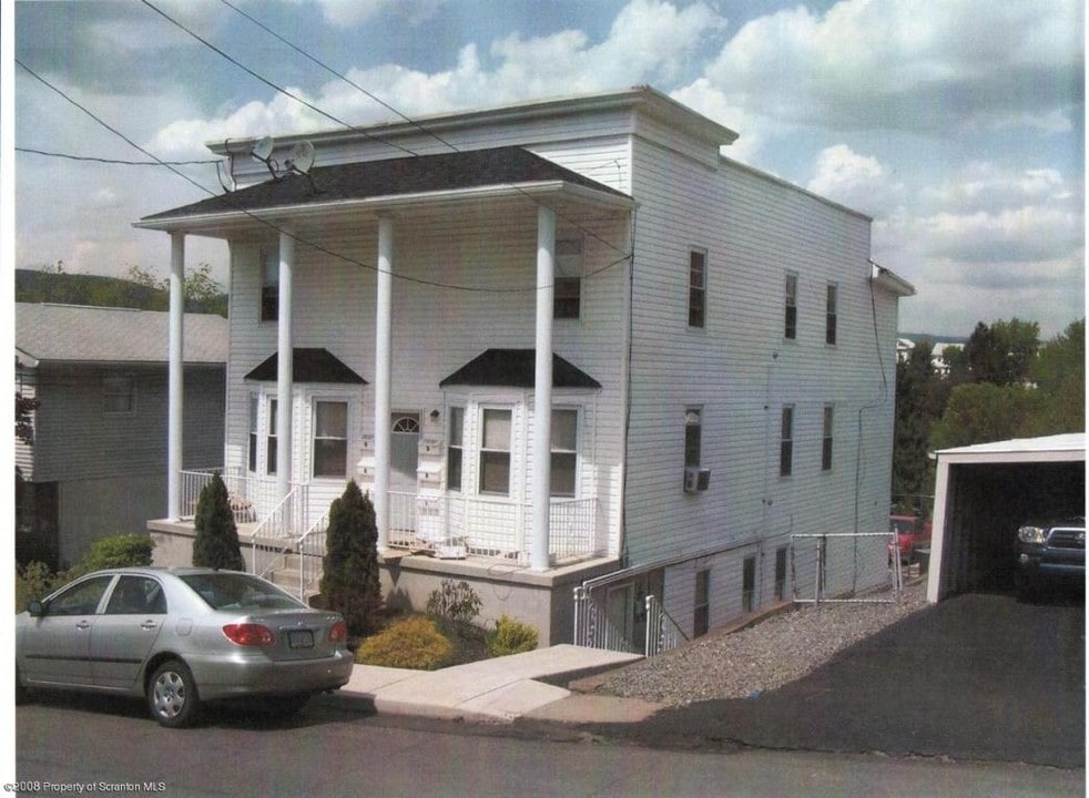 1320-1322 W Locust St in Scranton, PA - Building Photo