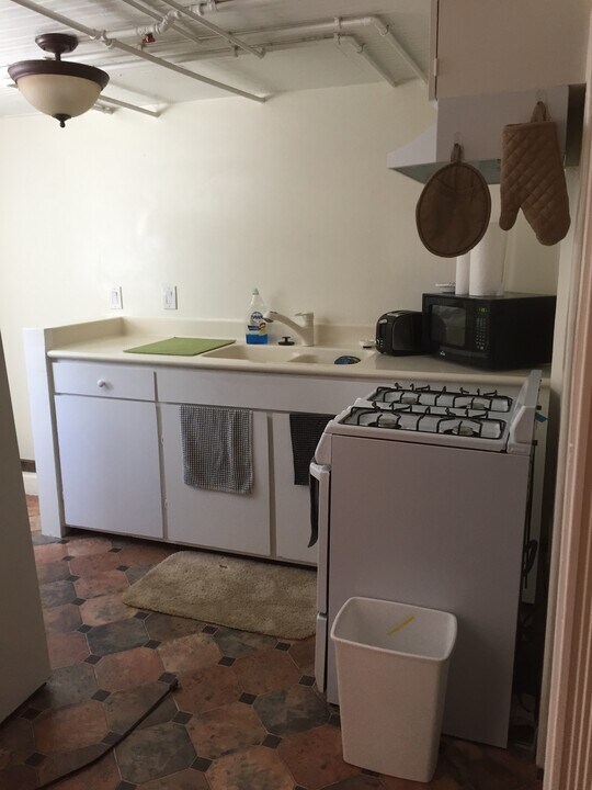 344 Dela Vina Ave, Unit B in Monterey, CA - Building Photo
