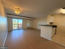 75 S Reynolds St in Alexandria, VA - Building Photo