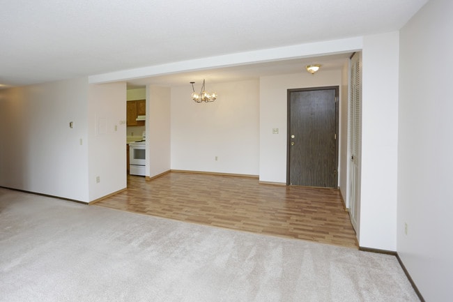 Highland Chateau in Duluth, MN - Foto de edificio - Interior Photo