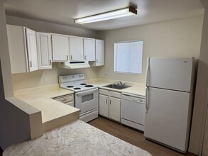 5352 S Swenson St in Las Vegas, NV - Building Photo - Building Photo