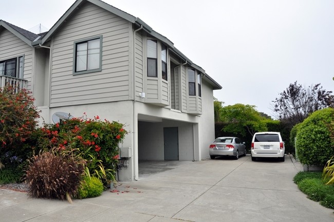 517 Fountain Avenue - Pacific Grove in Pacific Grove, CA - Foto de edificio - Building Photo