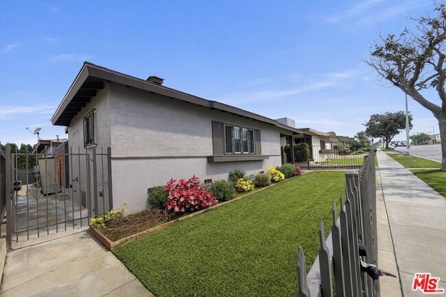 10509 S Van Ness Ave in Inglewood, CA - Building Photo - Building Photo