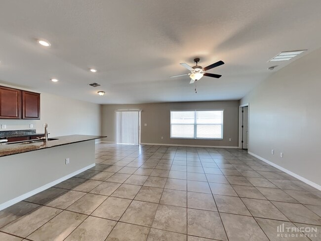1605 Broad Winged Hawk Dr in Ruskin, FL - Building Photo - Building Photo