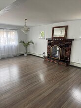 715 Thrush Ave in West Hempstead, NY - Foto de edificio - Building Photo