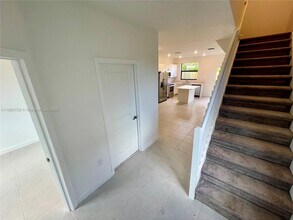 20671 NE 7th Pl in North Miami Beach, FL - Foto de edificio - Building Photo