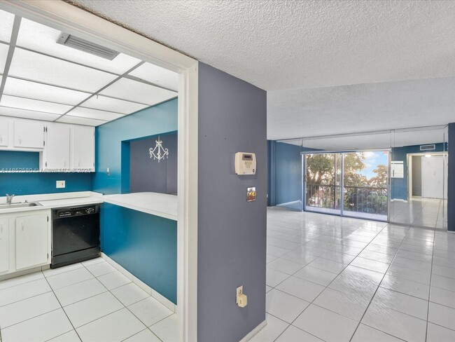 property at 4172 Inverrary Dr