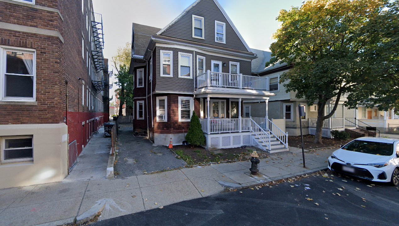 10 Chester St, Unit 1 in Boston, MA - Foto de edificio