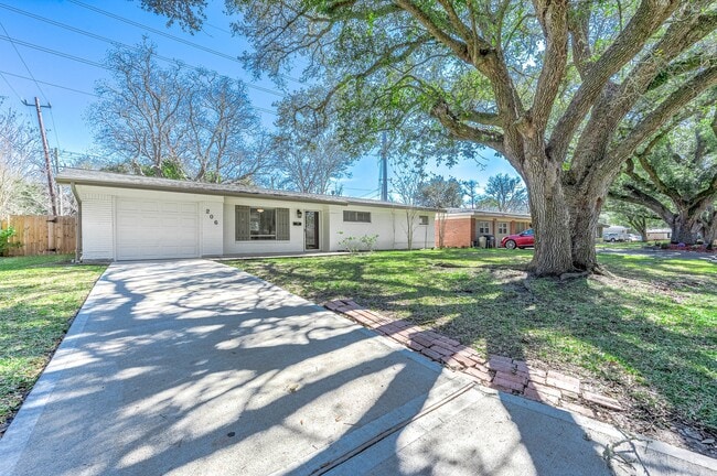 property at 206 Crestview Dr