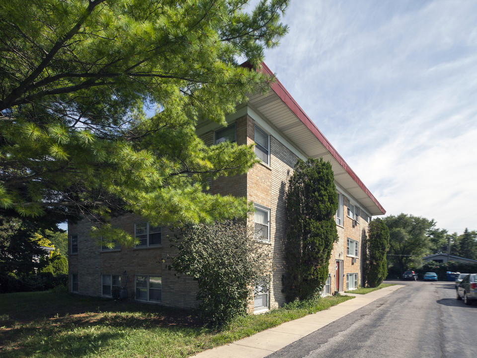 339 E Fullerton Ave in Addison, IL - Foto de edificio