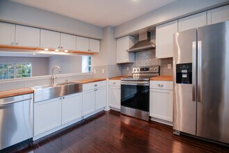 1374 Village Dr in Detroit, MI - Building Photo - Building Photo
