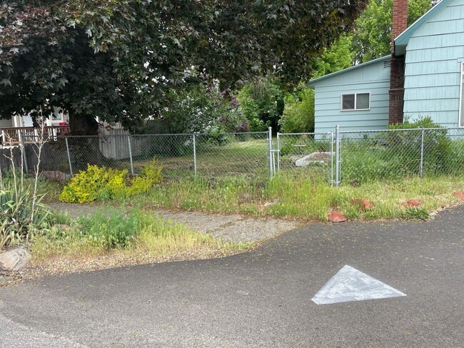 property at 1323 Y Ave