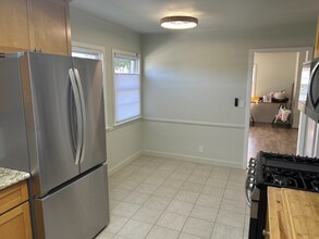 2021 Ocean Park Pl N in Santa Monica, CA - Building Photo - Building Photo