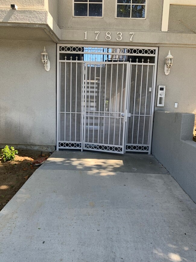 17837 Sherman Way Apartments and Nearby Reseda Apartments For Rent