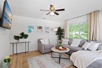 2661 SW 28th Ct-Unit -2 in Miami, FL - Foto de edificio - Building Photo