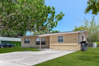 1507 Bert Dr in Ft. Myers, FL - Foto de edificio - Building Photo