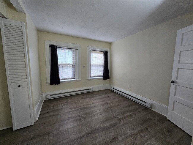 33 Grove St, Unit 2 in Boston, MA - Foto de edificio - Building Photo