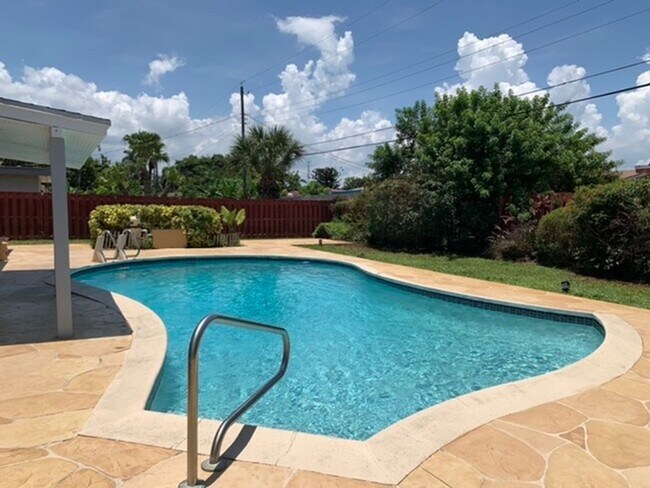 531 NW 38th St in Oakland Park, FL - Building Photo - Building Photo