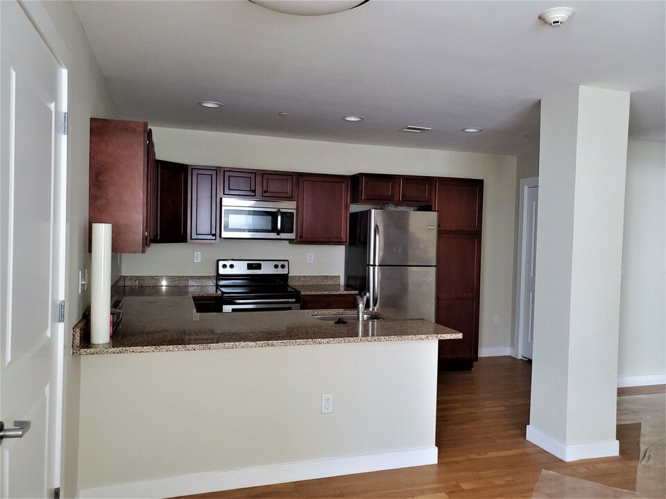 30 Pond St, Unit 201 in Braintree, MA - Building Photo