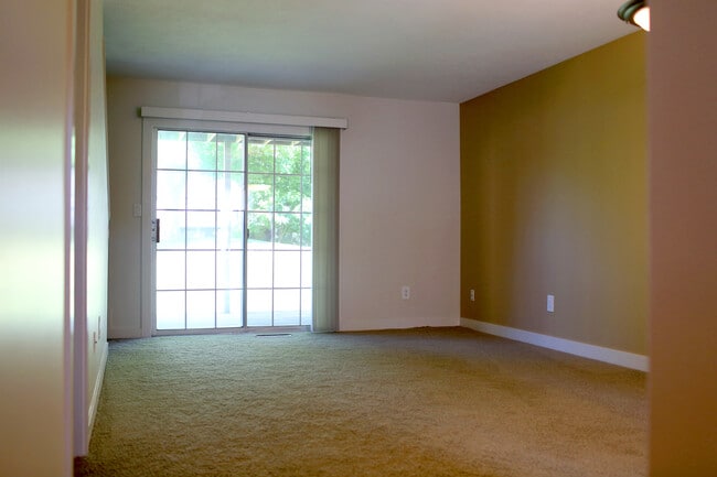 736 Pinckney Ct NW in Comstock Park, MI - Building Photo - Building Photo