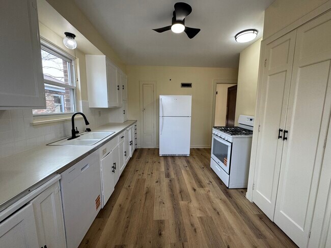 234 E Pleasant St, Unit B in Davenport, IA - Foto de edificio - Building Photo