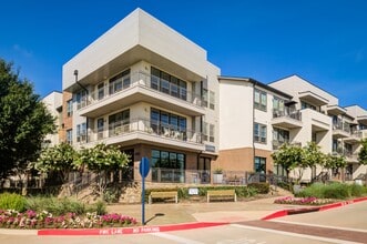 301 Flower Mound in Flower Mound, TX - Foto de edificio - Building Photo