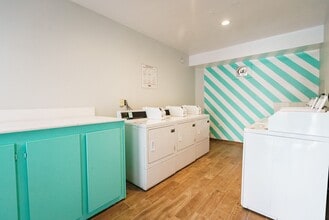 18424 Halsted Avenue in Northridge, CA - Foto de edificio - Building Photo