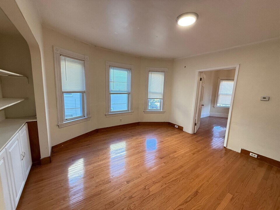 13 Waterhouse St, Unit 2 in Somerville, MA - Foto de edificio