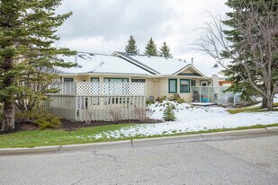 Sundance Villas in Calgary, AB - Building Photo
