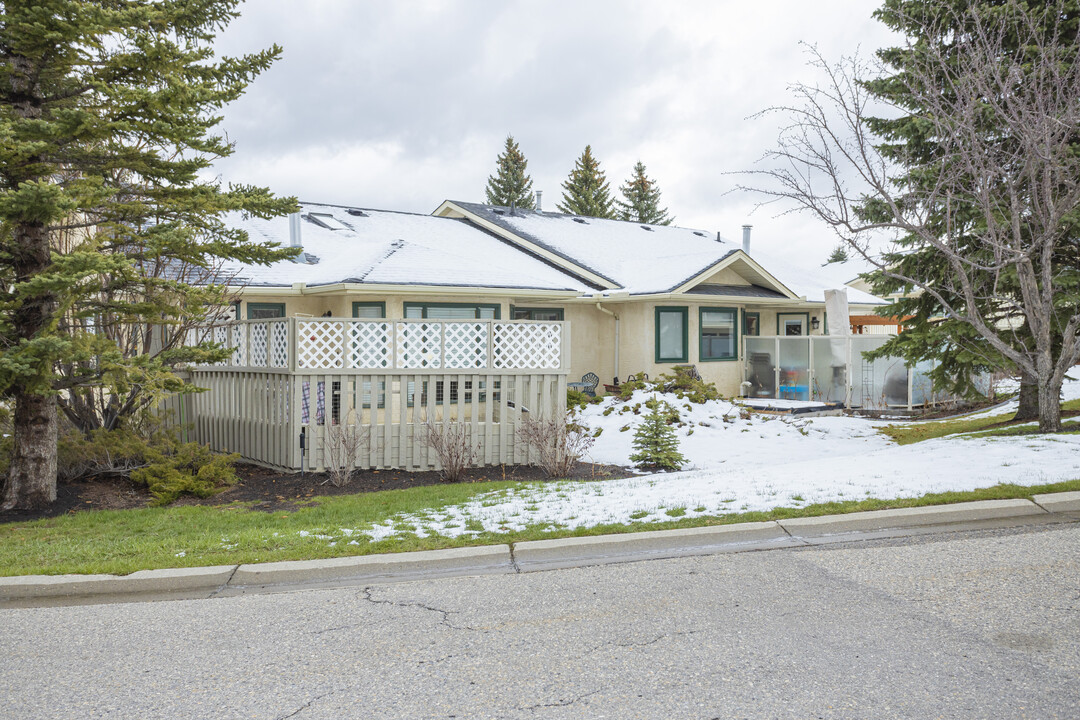 Sundance Villas in Calgary, AB - Building Photo