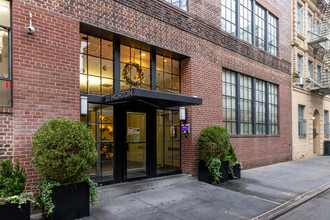 32 Morton St in New York, NY - Building Photo - Building Photo