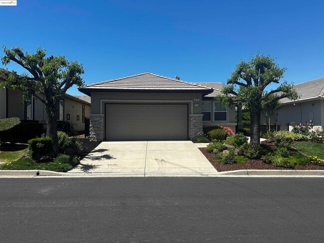 575 Quindell Way in Brentwood, CA - Building Photo - Building Photo