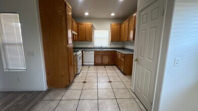 434 E Sunburst Cir in Lancaster, CA - Building Photo - Building Photo