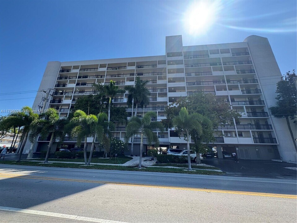 4800 Bayview Dr in Fort Lauderdale, FL - Building Photo