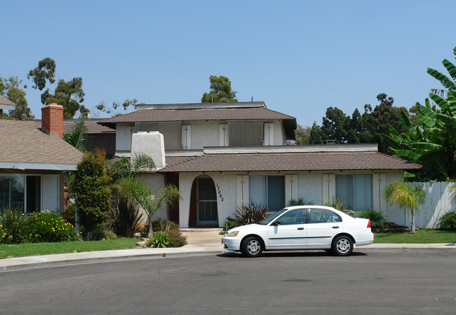 17062 Evergreen Cor in Huntington Beach, CA - Foto de edificio - Building Photo