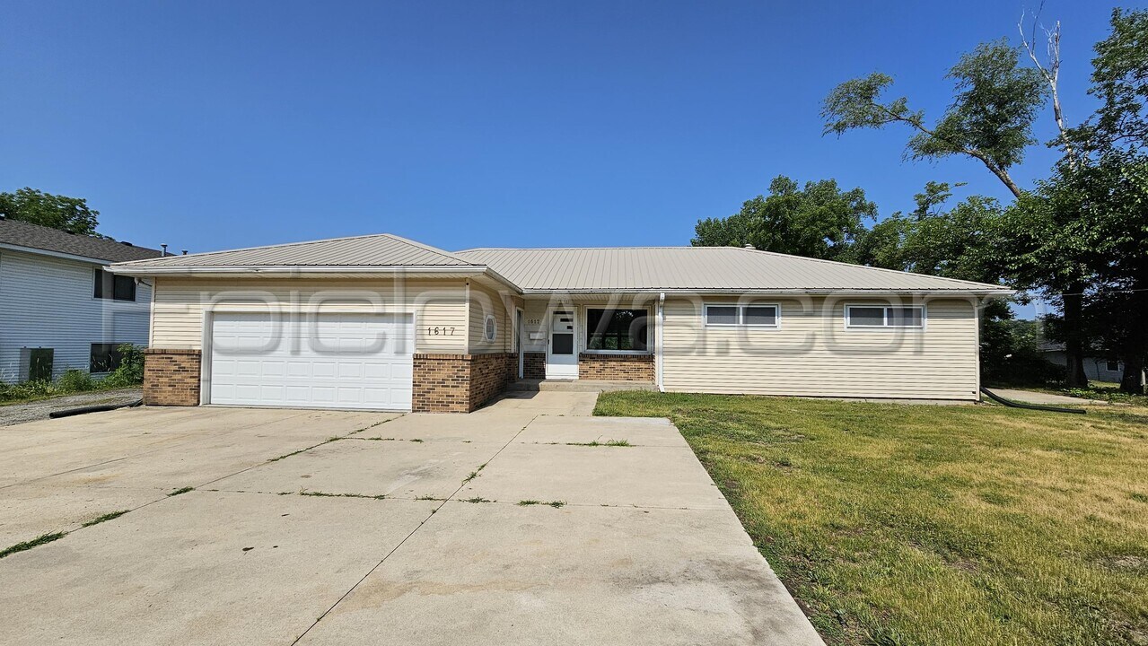 1617 Center Point Rd NE in Cedar Rapids, IA - Building Photo