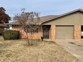 107 Briarwood Ln in Stephenville, TX - Building Photo