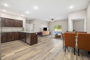 3861 W Univ St in Springfield, MO - Building Photo