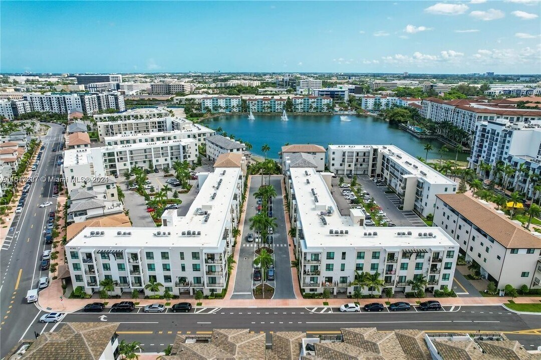 4745 NW 84th Ct in Doral, FL - Building Photo