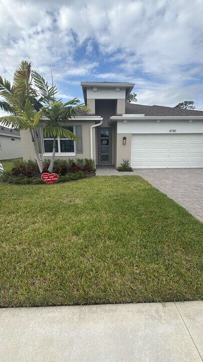 8780 SW Kanner Hwy in Stuart, FL - Building Photo