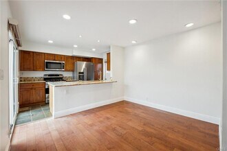 215 Walnut St in Newport Beach, CA - Building Photo - Building Photo