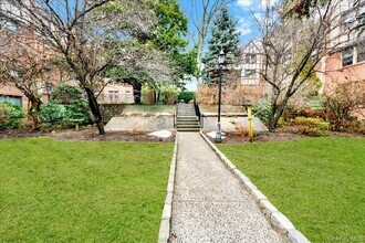 7 Greenridge Ave in White Plains, NY - Building Photo - Building Photo