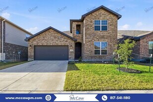 8005 Gangway Dr in Fort Worth, TX - Building Photo